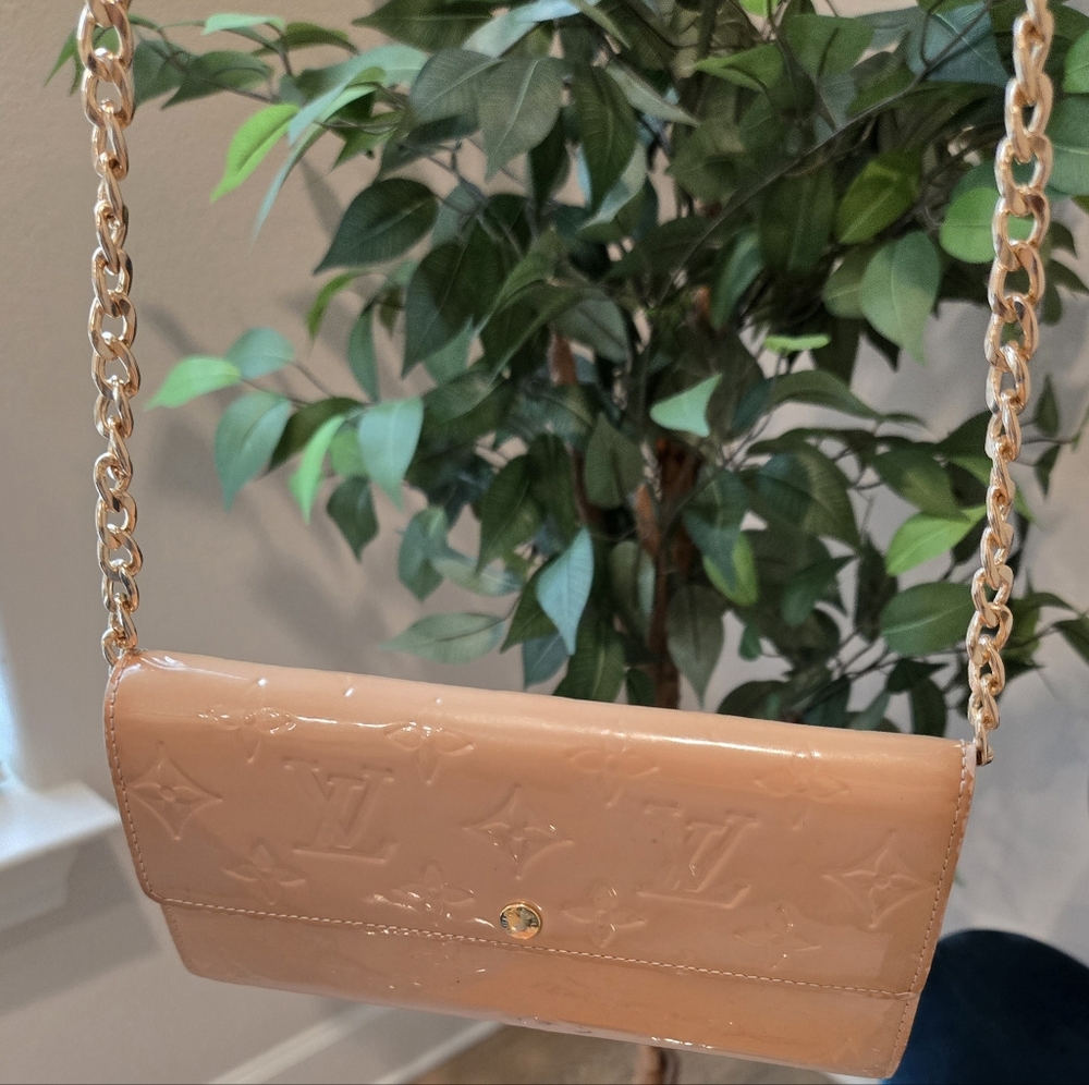 LouisVuitton Sarah patent leather wallet With COA& complimentary Crossbody Chain - Picture 3 of 17